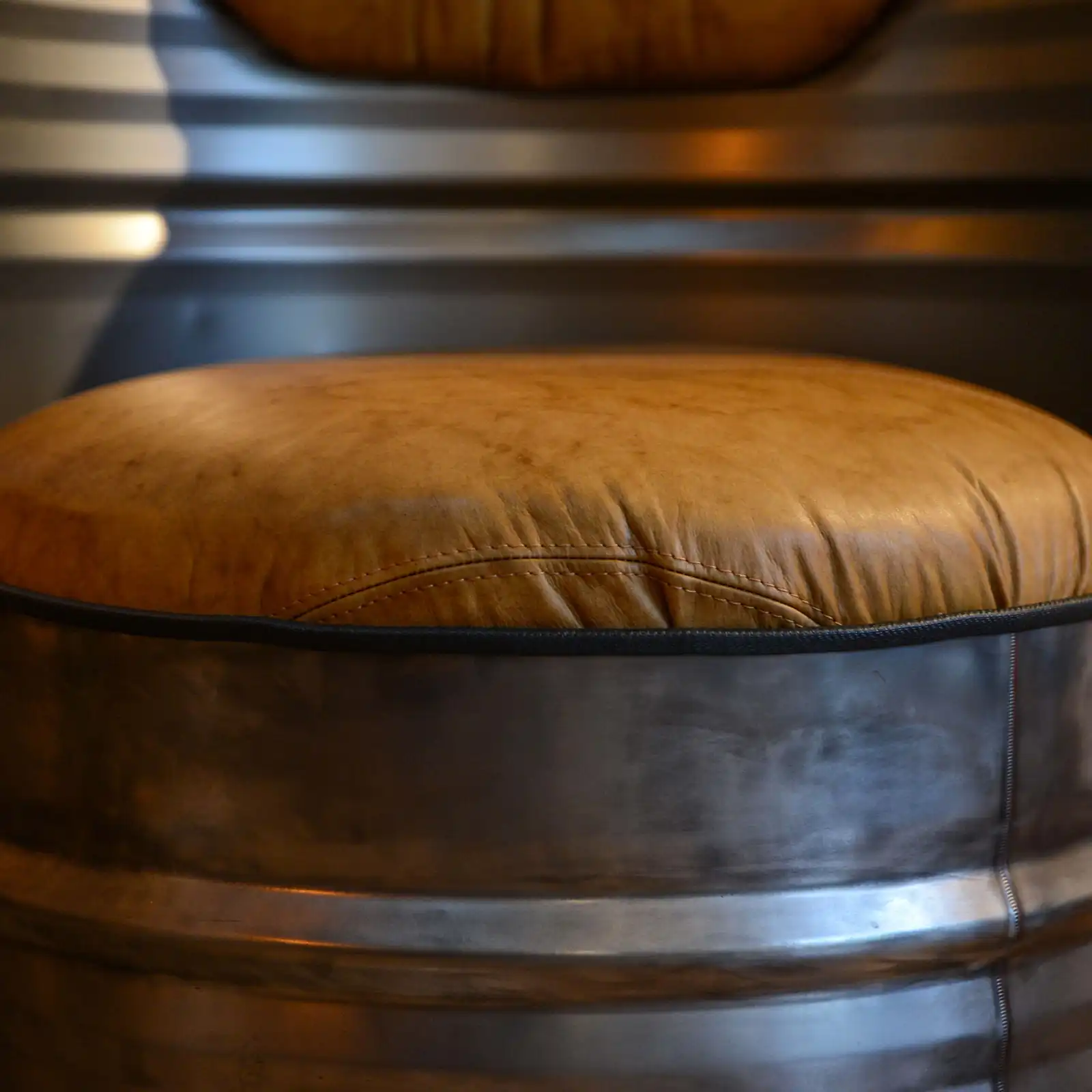 Thumbnail: Fauteuil baril industriel recyclé - Metal cuir camel