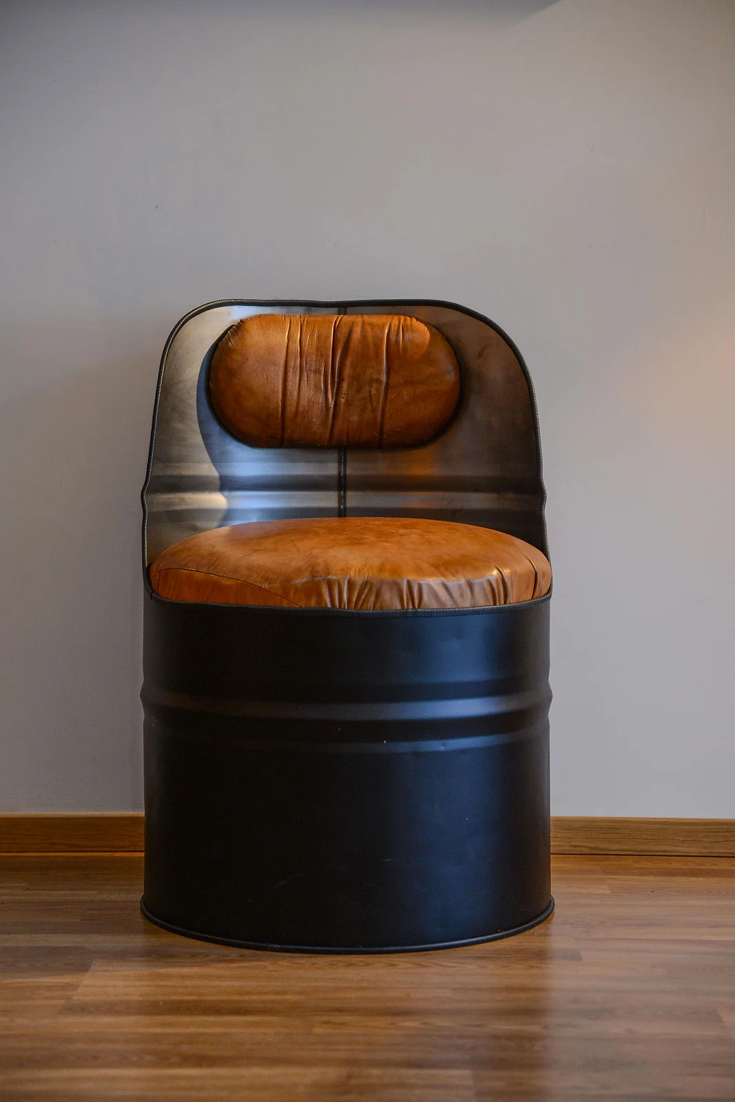 Fauteuil baril industriel recyclé - Noir cuir camel