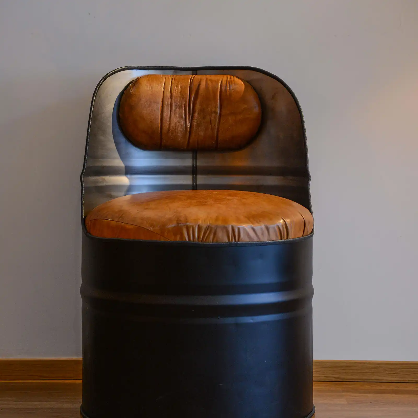 Thumbnail: Fauteuil baril industriel recyclé - Noir cuir camel