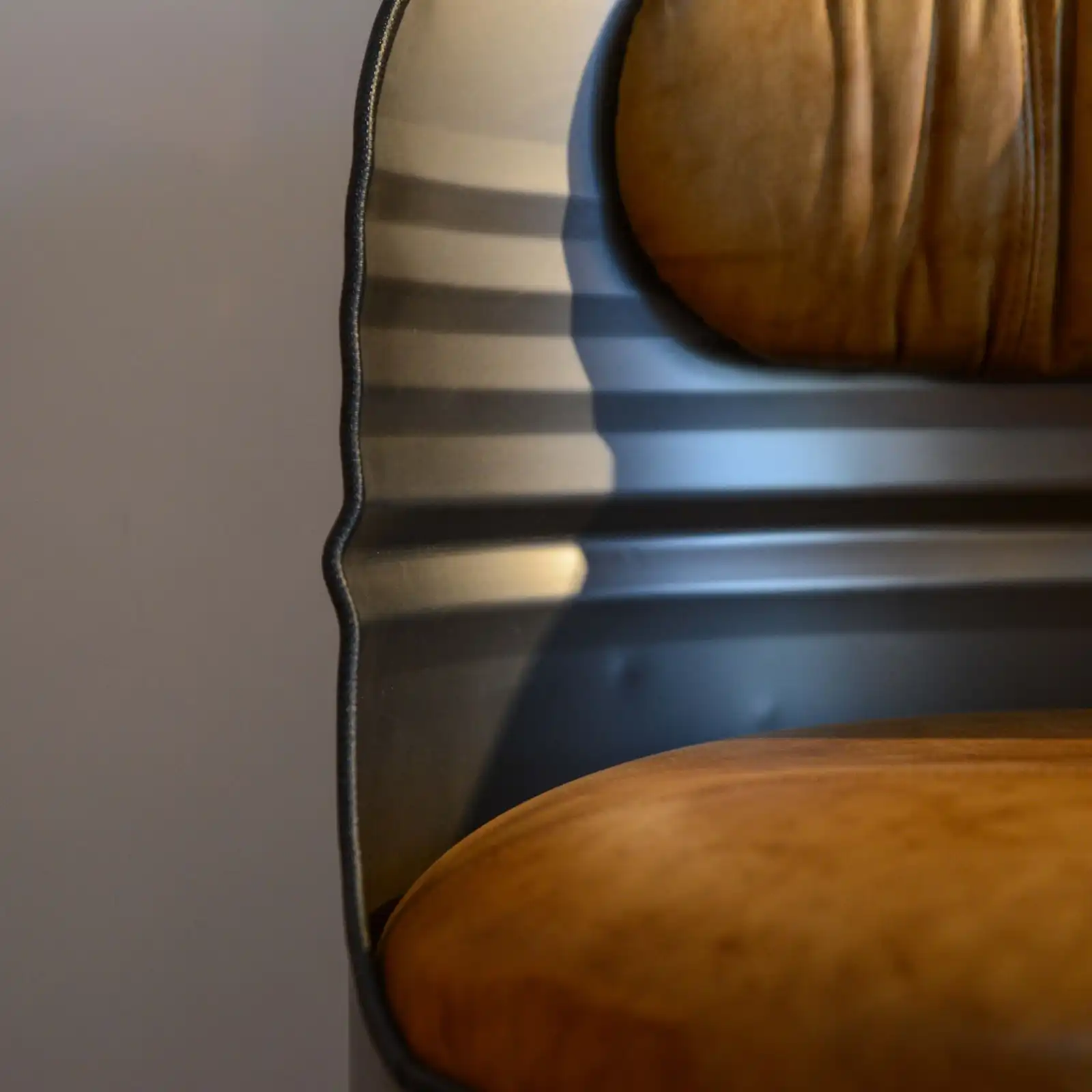 Thumbnail: Fauteuil baril industriel recyclé - Metal cuir camel