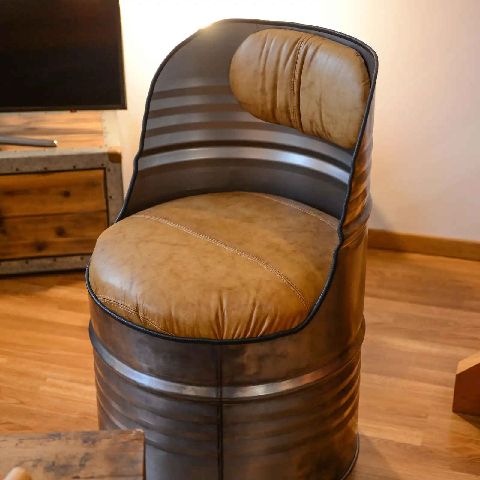 Thumbnail: Fauteuil baril industriel recyclé - Metal cuir camel