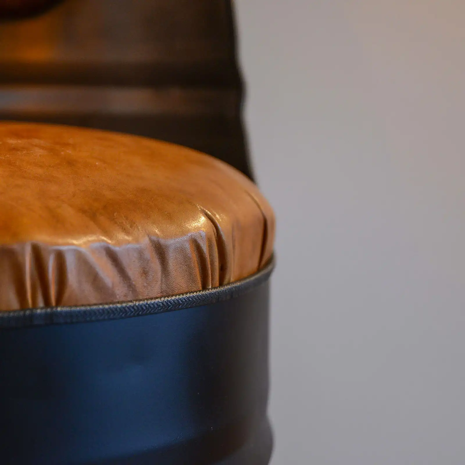 Thumbnail: Fauteuil baril industriel recyclé - Noir cuir camel