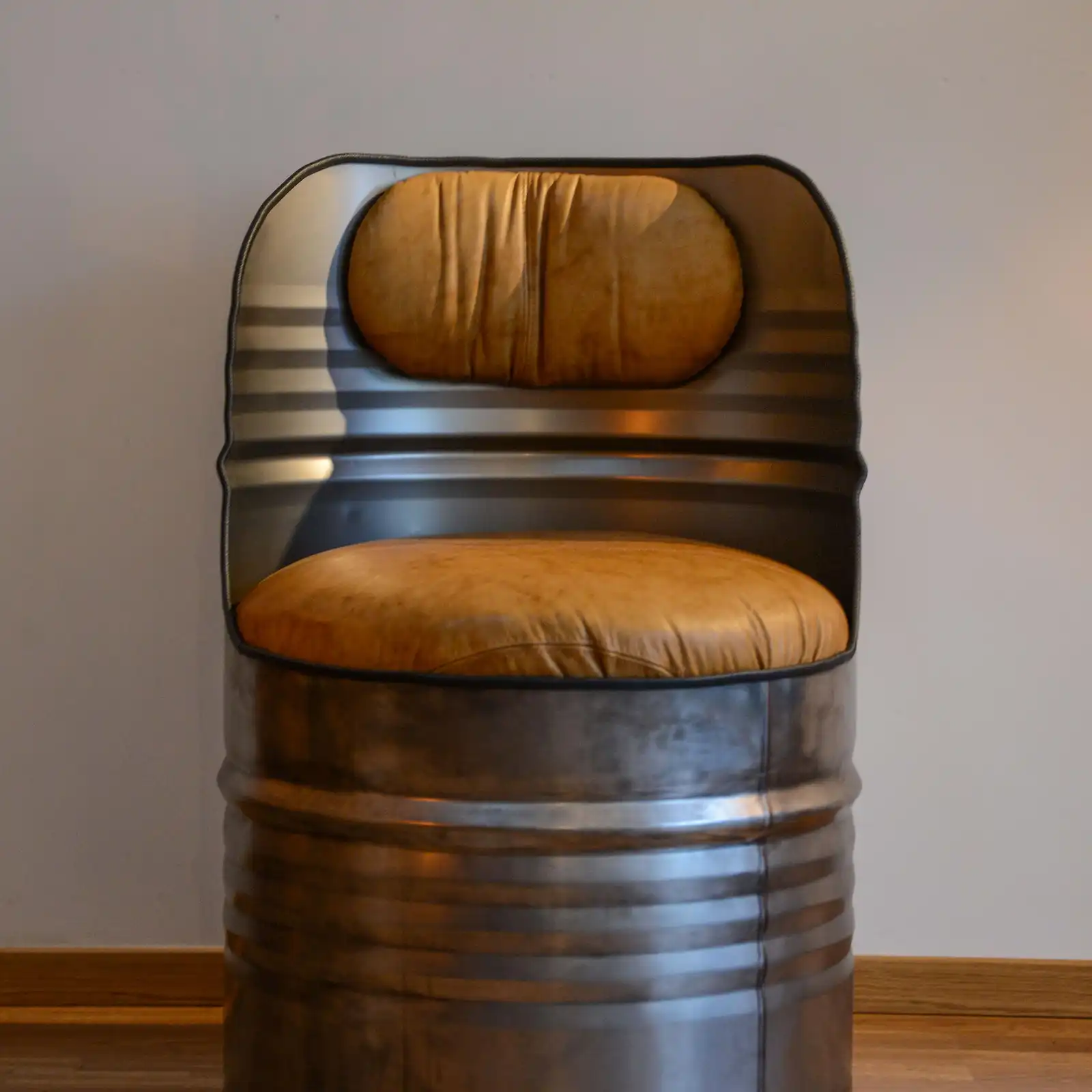 Thumbnail: Fauteuil baril industriel recyclé - Metal cuir camel